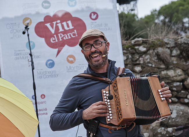 Actuació de Carles Cuberes en una actuació de Viu el parc. Autoria: Oriol Clavera