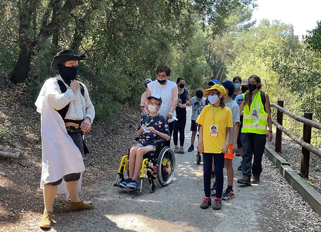 Els alumnes de cinquè de l'escola Crespinell amb el bandoler Capablanca. Autor: XPN