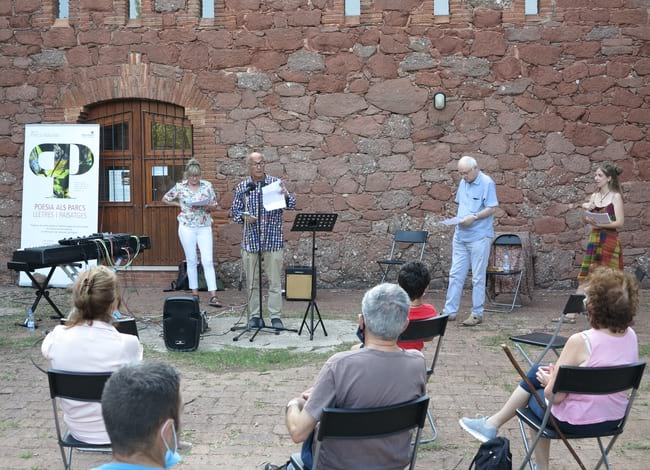Vicenç Altaió recitant amb Ester Xargay, Joaquim Sala-Sanahuja i Paulalba. Autor: Tramoia Cultura