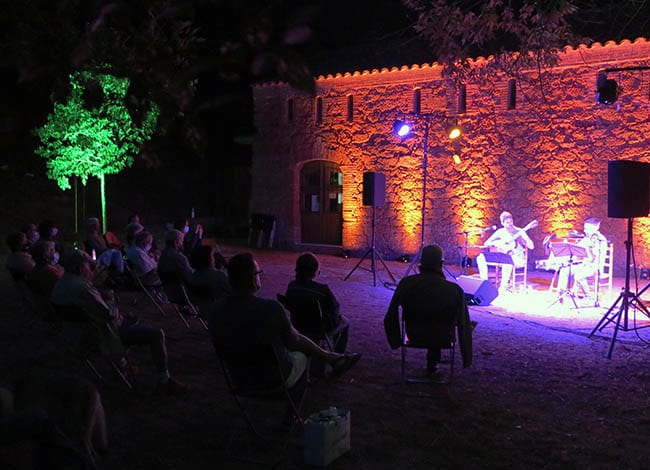 El duet Terra va aplegar unes trenta-cinc persones a l'era de la Pahissa del Marquet. Autora: Ester Xargay