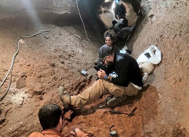 Els arqueòlegs, treballant a la cova Simanya.<br />Autor: Juan Ignacio Morales