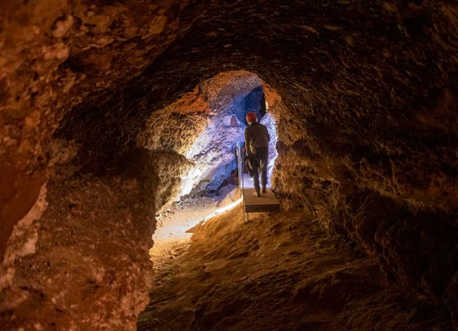La passarel·la que s'ha instal·lat dins la Cova per evitar tocar les parets en passar. Autor: XPN