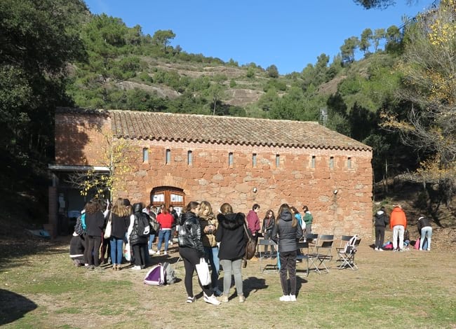 Grup d'alumnes durant la seva visita a la Pahissa del Marquet. Autora: Ester Xargay