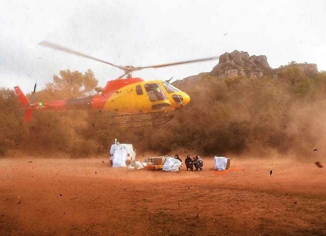 Arribada a Can Robert del material per a la instal·lació de les càmeres de videovigilància al cim de la Mola. Autor: Miquel Badia