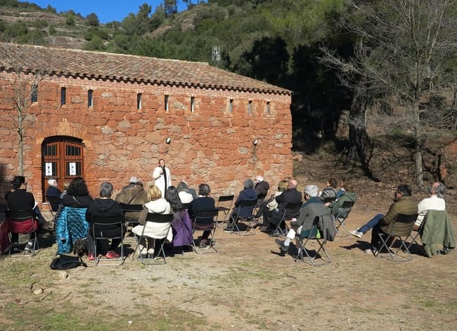 Maria Josep Balsach i els assistents a la inauguració a l'exterior de la Pahissa del Marquet. Autora: Ester Xargay