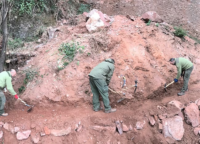 Els guades treballant al camí de coll Gavatx a la canal de la Revella. Autor: XPN