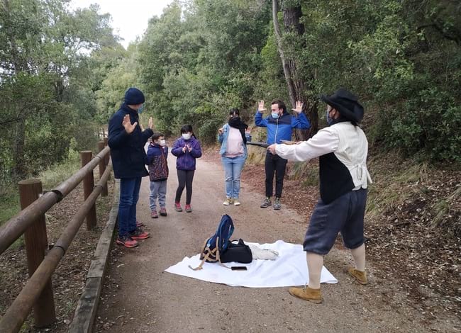 Moment de la ruta teatralitzada 'Emboscada', al Parc Natural de Sant Llorenç del Munt i l'Obac. Autor: CIMA