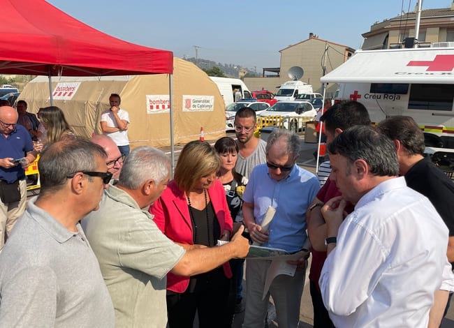 Núria Marín al centre de comandament de l'incendi del Pont de Vilomara i Rocafort, amb Valentí Junyent i Josep Tarín. Autor: Diputació de Barcelona