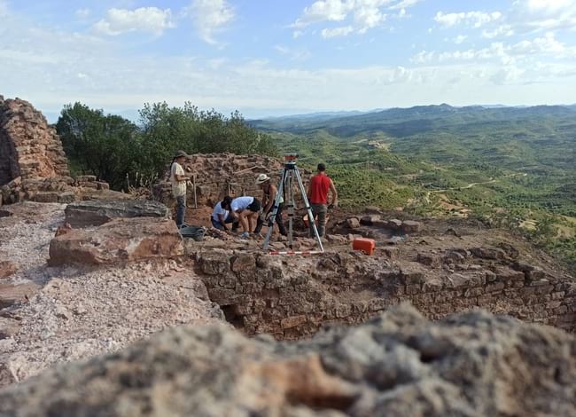 Camp de treball arqueològic al castell de Pera. Autor: Ajuntament de Sant Llorenç Savall