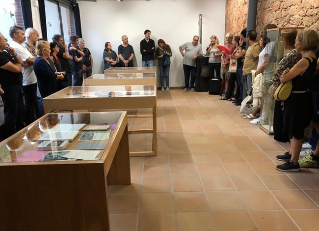 Instant de la inauguració, amb Cornudella, Xargay i el públic assistent. Autor: Sebastià Masramon