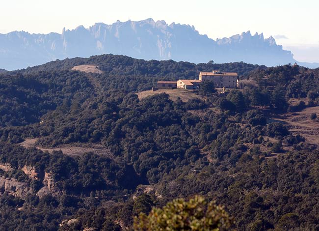 La masia de la Mata, edificis annexos i el seu entorn, amb Montserrat. Autor: XPN