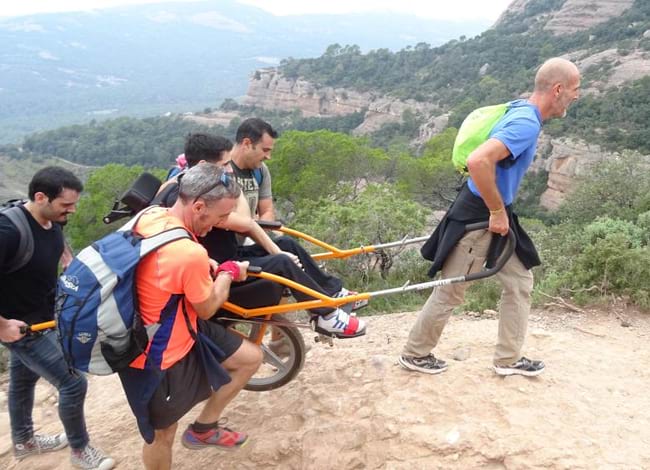 Activitat amb Joëlette, cadira tot terreny dotada d'una única roda. Autor: XPN
