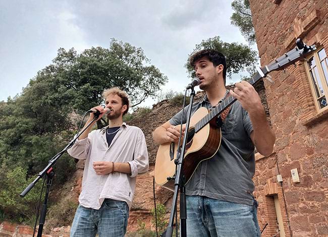 Henrio i Pau Roget al pati del Marquet de les Roques. Autor: XPN