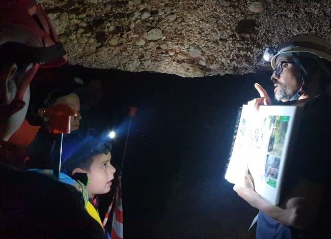 Grup durant la visita guiada a la cova Simanya. Autor: Arnau Ferrer