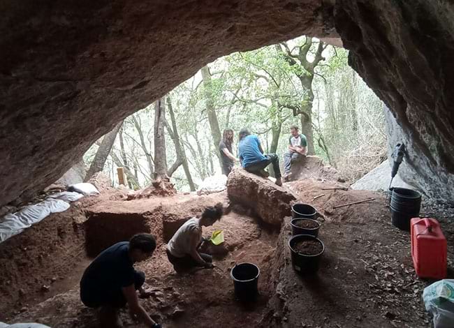 Els treballs a la cova del Triangle. Autor: IPHES