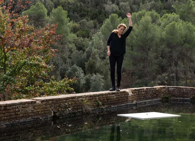 Joana Sardà durant l'acció 'Aigua, sóc roca sedimentària', als voltants de la Pahissa. Autora: Balbina Sardà