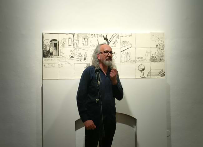 Roc Parés davant les 24 rajoles en la inauguració de la mostra 'Restitució'. Autor: Museu d'Art de Sabadell