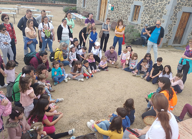 Durant l'activitat per als més menuts a la Festa de la Primavera. Autoria: Gemma Torrent i Esteve Fernández