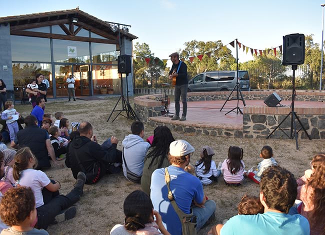 L'actuació de Carles Cuberes va dinamitzar la festa amb cançons i música per als més petits. Autoria: Esteve Fernández