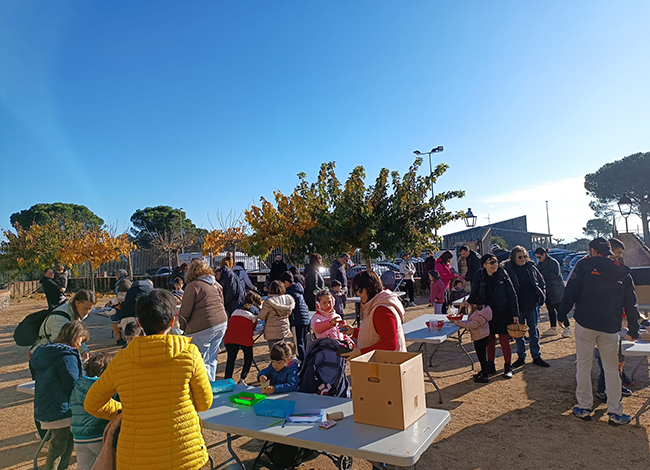 Infants durant les activitats d'hivern que es van dur a terme al llarg del matí. Autoria: Museu de la Pagesia de Fogars de la Selva