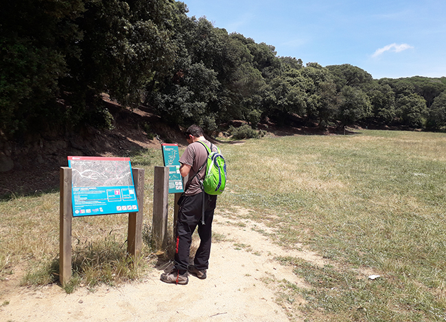 Senyalització referent al dolmen de Ca l'Arenes en l'itinerari SL-C 80. Autoria: XPN