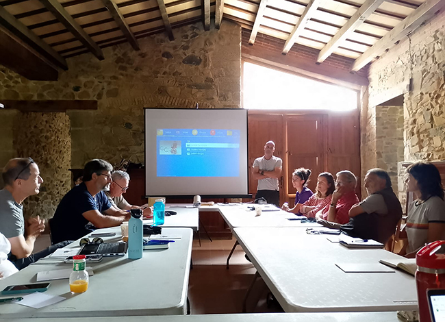 Durant un moment de la sessió on es van impartir coneixements d'ús de la Joëlette. Autoria: XPN