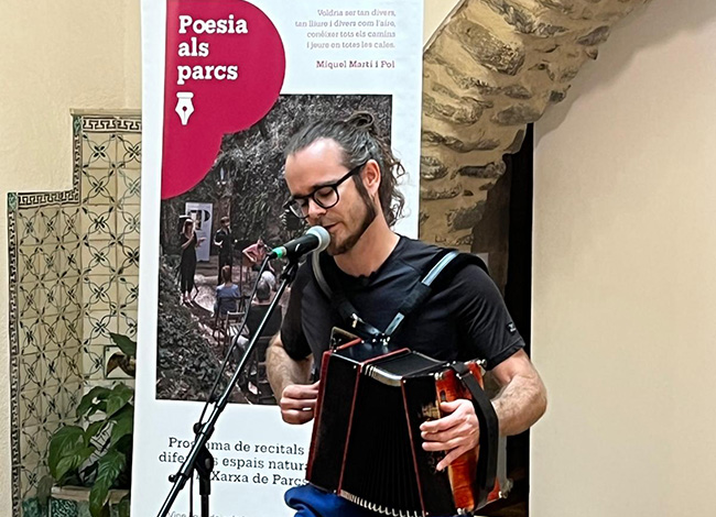 El poeta de la companyia MINIMíssima durant el recital "Poemari per a acordió". © Tramoia Cultura