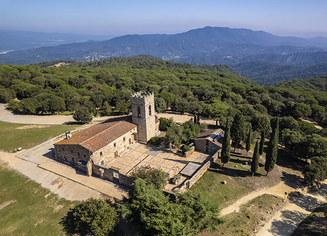 Vista panoràmica del santuari del Corredor, punt per on passen els dos itineraris. Autoria: Iñaki Relanzón
