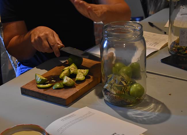 Moment de preparació de la ratafia. Autor: Esteve Fernández