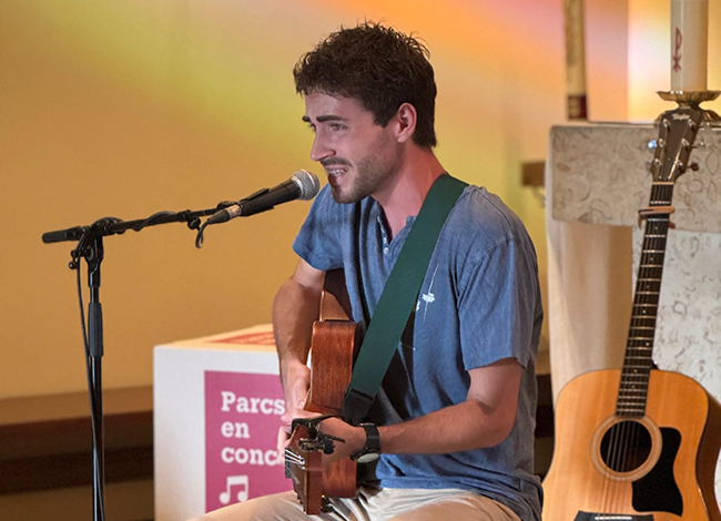 Titu Martí durant el concert que va oferir a l'església de Sant Cebrià de Vallalta. Autoria: Neandertal Produccions