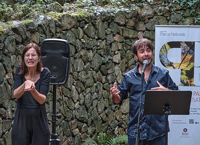 Recital a la font del Pradelló, al Parc del Montnegre i el Corredor, amb interpretació LSC. Autor: Oriol Clavera