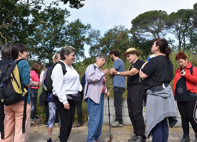 Participants a la passejada d'identificació de plantes silvestres. Autor: Esteve Fernández