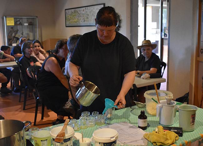 Taller d'elaboració d'un bàlsam labial. Autor: Esteve Fernández