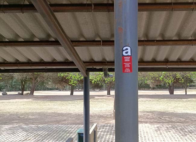 Senyalització amb adhesius informatius a l'Àrea d'esplai del Corredor. Autor: XPN