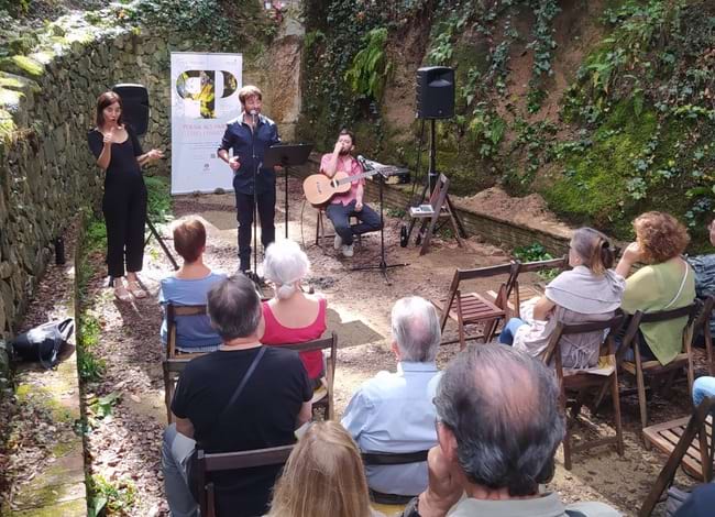 El recital va comptar amb interpretació de signes en llegua catalana (LSC) per fer-lo més accessible. Autor: Tramoia Cultura