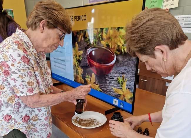Dues participants al taller. Autor: Centre de Serveis de Fogars de la Selva