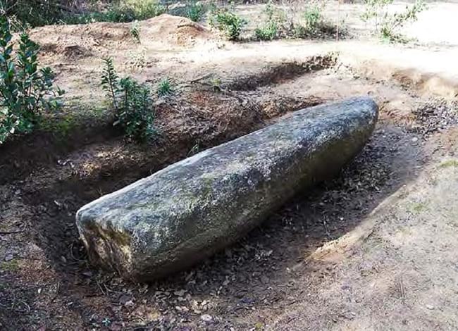 Menhir de Collsacreu - pla de les Bruixes, a Vallgorguina. <br />Autor: SPAL / Diputació de Barcelona