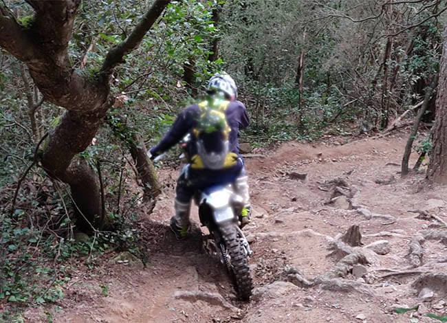 Un motorista per un corriol del Parc. Autor: XPN