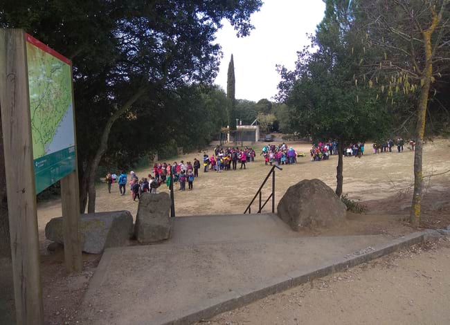 Grups d'escolars visitant l'Àrea d'esplai del Corredor. Autor: XPN