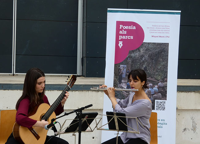 La música de Clara Them i Carme Ramírez va acompanyar el recital dels poetes. © Artur de Alba