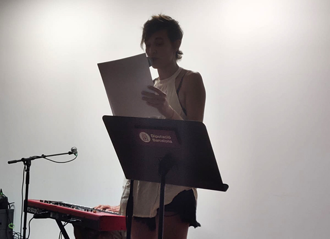 Blanca Llum Vidal va recitar alguns textos inèdits de la seva obra poètica. Autoria: Tramoia Cultura