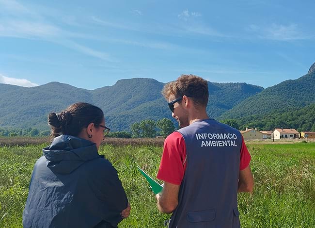 Personal d'informació en un parc natural. Autoria: Generalitat de Catalunya