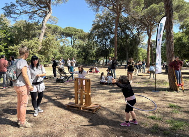 El joc i l'experimentació artística van ser presents a la Matinal del Parc de la Serralada Litoral. © triviumcultura
