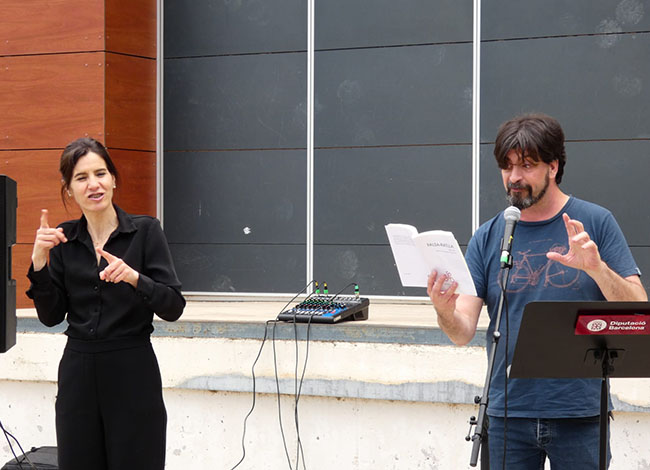 Pau Sif va recitar poemes dels seus poemaris, acompanyat de la intèrpret de LSC. © Artur de Alba