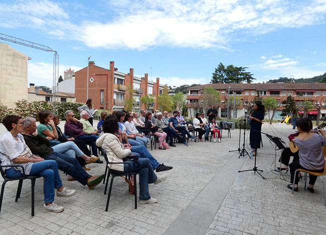 Una trentena de persones van assistir al recital de Poesia als parcs a Vallromanes. © Artur de Alba
