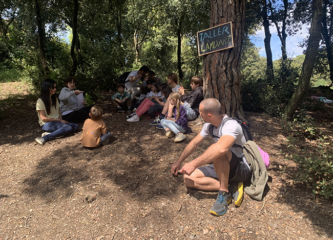 Persones assistents al taller de land-art 