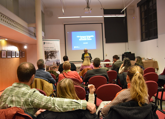 Públic assistent a l'acte de lliurament dels premis del 17è Concurs Fotogràfic del Parc de la Serralada Litoral. Autoria: Roser Loire