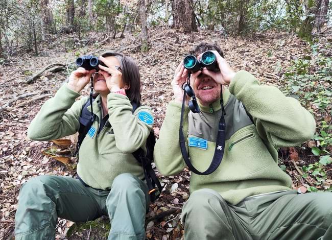 Dos guardes amb prismàtics durant el seguiment. Autor: XPN