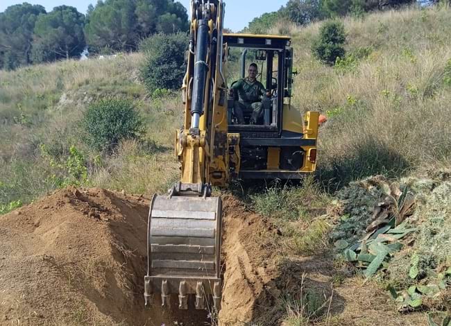 Es van utilitzar mètodes manuals i mecànics per eliminar la planta. Autor: Forestal Catalana