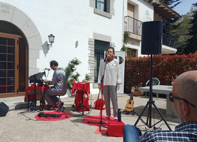 Jèssica Ferrer i Diego Martínez en l'espectacle 'Ses honorables virtuts il·lògiques'. Autor: Tramoia Cultura